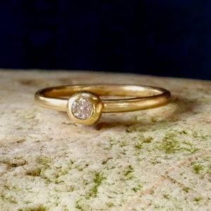 Solitaire yellow gold ring with white Diamond